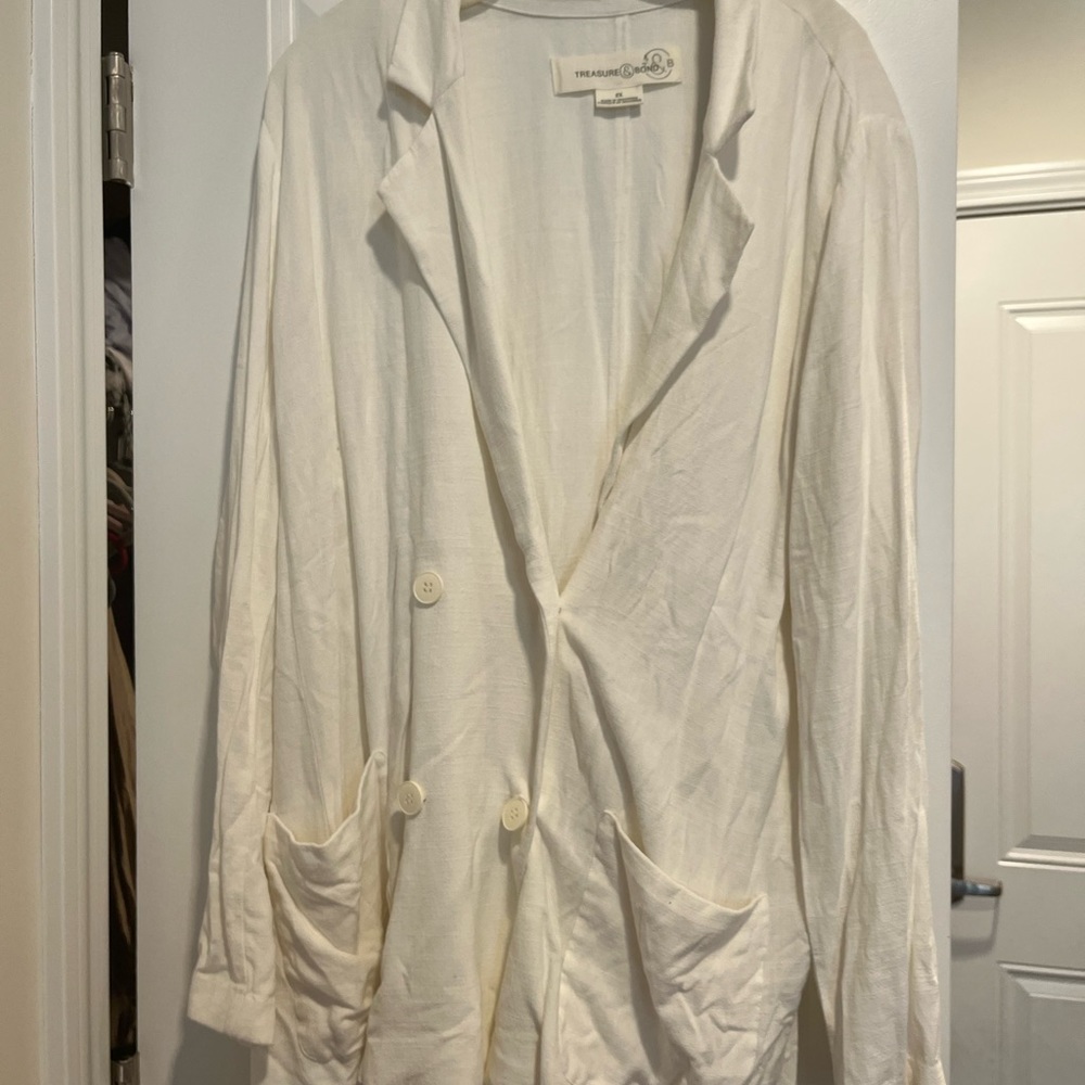 Treasure & Bond White Blazer in 2x. Bought at Nordstrom this year. Never worn.